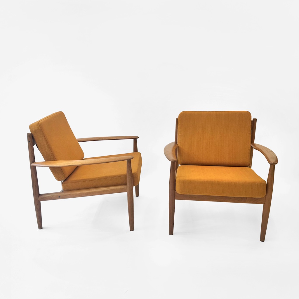 Paire de fauteuils teck modèle 118