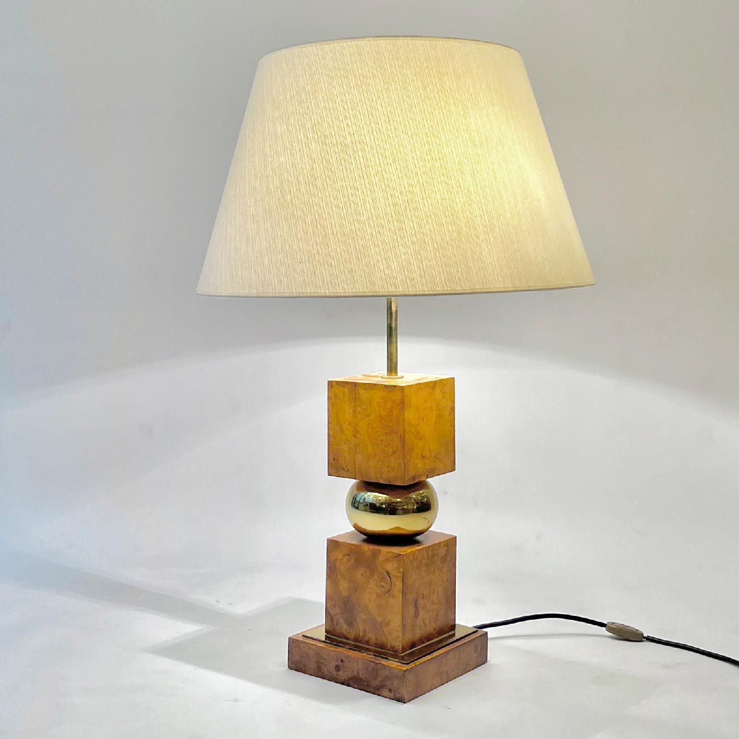 Lampe bois de loupe et laiton ca.1970